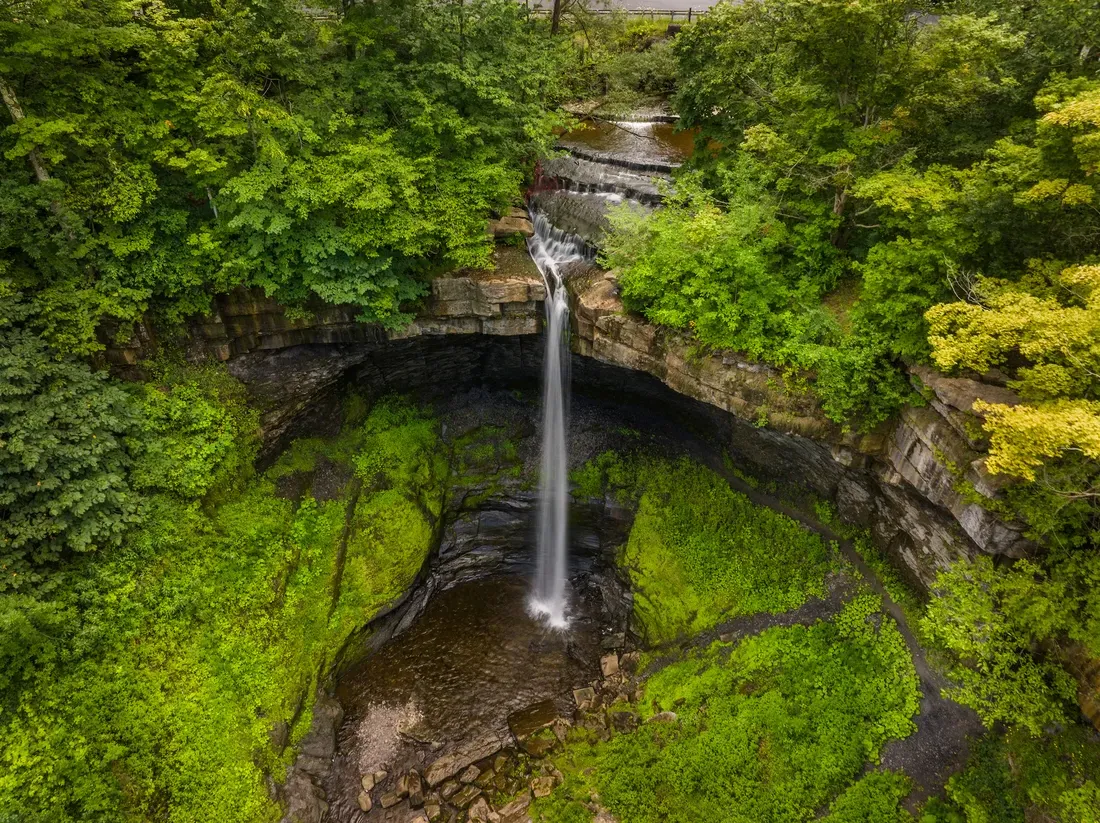 Carpenter Falls waterfall in 纽约中部.